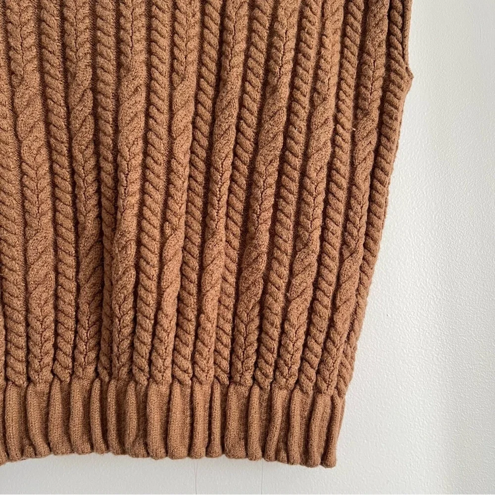 Vigoss Camel Cable Knit Turtleneck Sweater vest - Picture 3 of 4